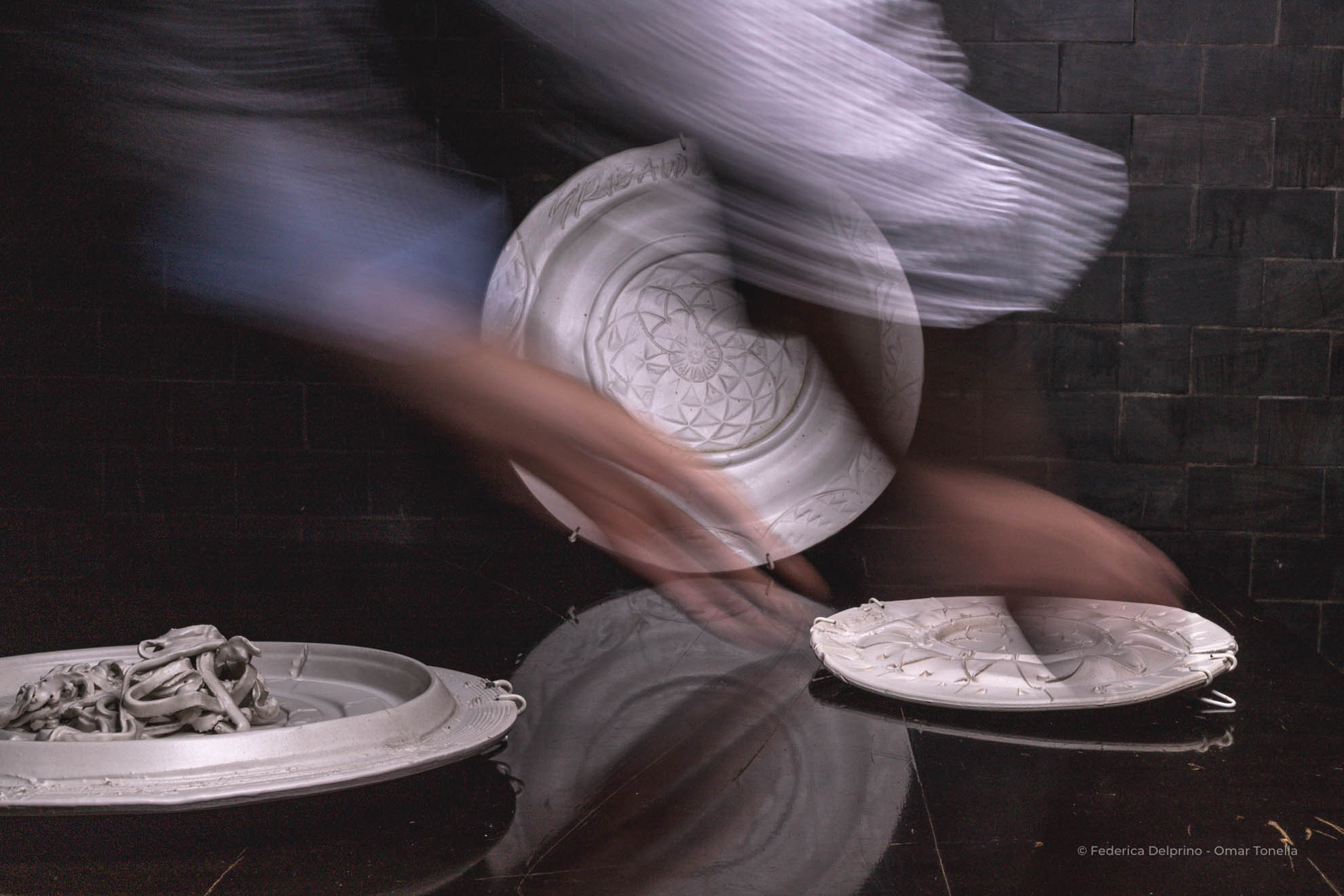 eziogribaudo-mani-federicadelprino-omartonella-casajorn-ritornoacasajorn-bianco-ceramica-albisola-piatto-fotografiaartistica-arte
